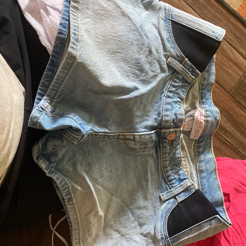 Isabel maternity shorts